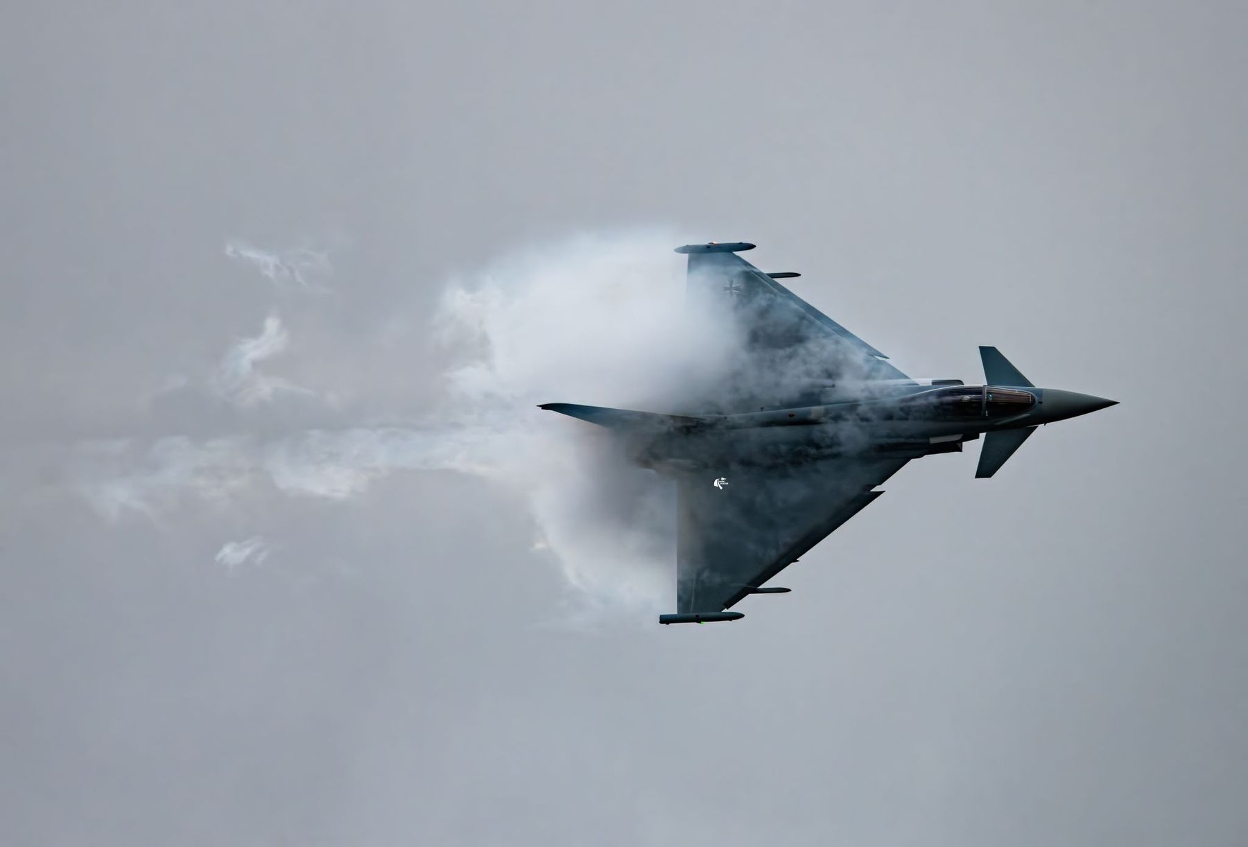 Eurofighter in einer Kondensationswolke bei hoher Belastung